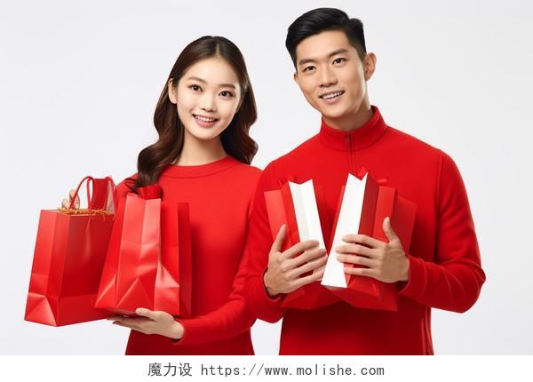 两个拿着红色礼品袋的年轻情侣喜庆春节
